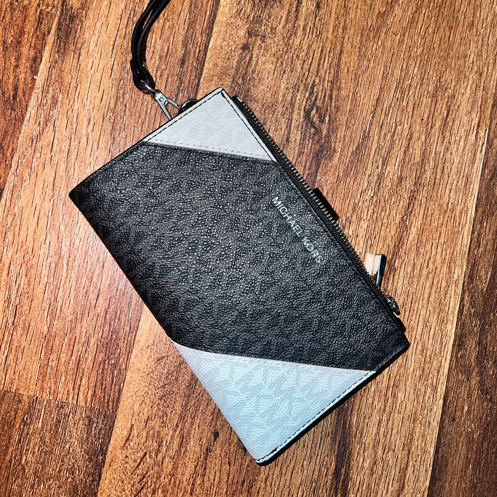 Sold 🛑Michael kors leather wristlet wallet